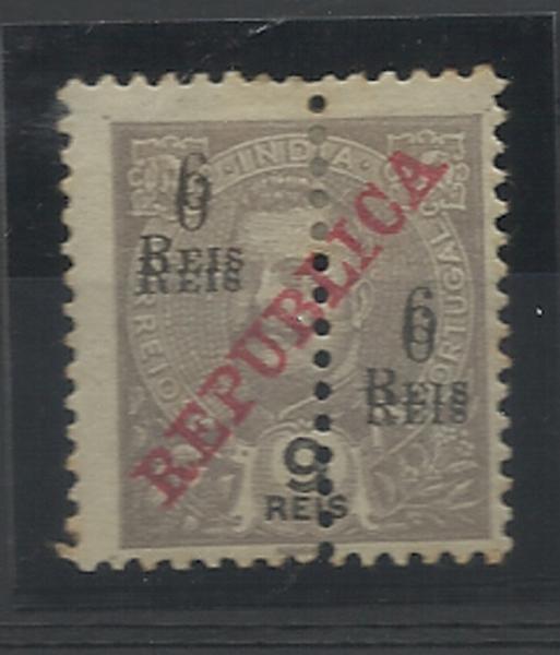 0924.jpg -     Lote:    924            Índia       Descrição:         1911/13 &mdash; D. Carlos I com sobretaxa e perfurados "a meio", sobre selos com sobrecarga REPUBLICA da Casa da Moeda. CE245, 6 reis s/ 9 reis lilás cinzento, sobrecarga A. Selo completo com dupla sobretaxa.        *       Valor Base:     &euro; 12,00     Valor Venda:     &euro; 36,00     