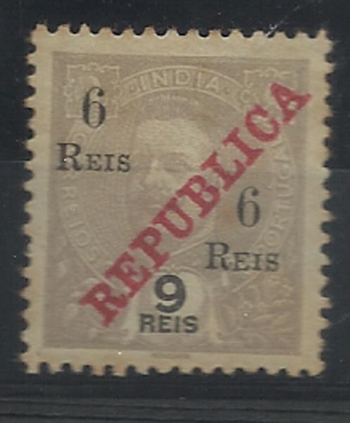0925.jpg -     Lote:    925            Índia       Descrição:         1911/13 &mdash; D. Carlos I com sobretaxa e perfurados "a meio", sobre selos com sobrecarga REPUBLICA da Casa da Moeda. CE245, 6 reis s/ 9 reis lilás cinzento, sobrecarga A. Goma irregular. Selo completo sem perfuração "ao meio".        **       Valor Base:     &euro; 10,00     Valor Venda:     &euro; 12,00     