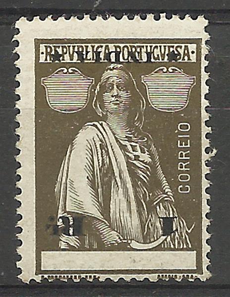 0928.jpg -     Lote:    928            Índia       Descrição:         1914 &mdash; Ceres. CE254, 1 real sépia, papel porcelana, denteado 15x14, estrelas II/II. Selo com a taxa e legenda invertidas. Ponto de óxido no verso.        **       Valor Base:     &euro; 8,00     Valor Venda:     &euro; 12,00     