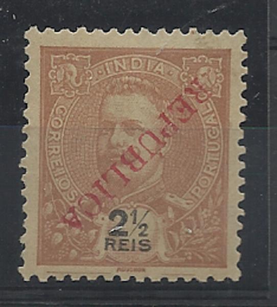 0942.jpg -     Lote:    942            Índia       Descrição:         1914 &mdash; D. Carlos I tipo Mouchon, com sobrecarga REPUBLICA tipografada localmente. CE274, 2 &frac12; reis castanho amarelo. Selo com a sobrecarga invertida.        *       Valor Base:     &euro; 12,00     Valor Venda:     &euro; 14,00     
