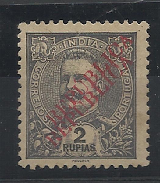 0953.jpg -     Lote:    953            Índia       Descrição:         1914 &mdash; D. Carlos I tipo Mouchon, com sobrecarga REPUBLICA local. CE280, 2 rupias violeta s/ amarelo. Selo com dupla impressão da sobrecarga. B e R.        **       Valor Base:     &euro; 20,00     Valor Venda:     &euro; 26,00     