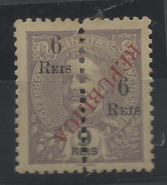 0970.jpg -     Lote:    970            Índia       Descrição:         1914 &mdash; D. Carlos I tipo Mouchon, com sobrecarga REPUBLICA local, sobre selos de 1911/13, perfurados a meio. CE293, 6 reis s/ 9 reis lilás cinzento, com a sobrecarga invertida.         *       Valor Base:     &euro; 15,00     Valor Venda:     &euro; 24,00     