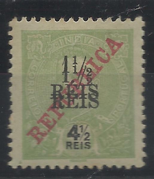0972.jpg -     Lote:    972            Índia       Descrição:         1914 &mdash; D. Carlos I tipo Mouchon, com sobrecarga REPUBLICA da Casa da Moeda e sobretaxa local. CE295, 1 &frac12; reis s/ 4 &frac12; reis verde amarelo com dupla sobretaxa.        *       Valor Base:     &euro; 15,00     Valor Venda:     &euro; 26,00     