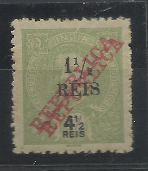 0974.jpg -     Lote:    974            Índia       Descrição:         1914 &mdash; D. Carlos I tipo Mouchon, com sobrecarga REPUBLICA da Casa da Moeda e sobretaxa local. CE295, 1 &frac12; reis s/ 4 &frac12; reis verde amarelo com dupla sobrecarga.        **       Valor Base:     &euro; 15,00     Valor Venda:     &euro; 26,00     