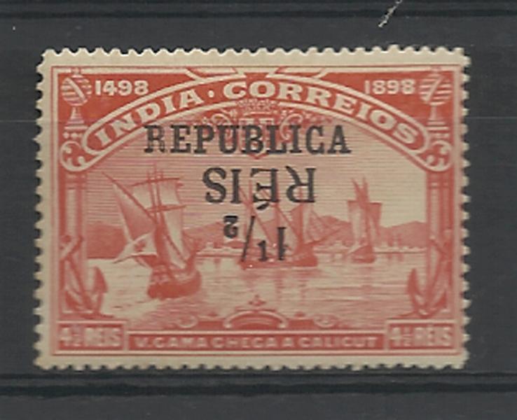 0977.jpg -     Lote:    977            Índia       Descrição:         1914 &mdash; 4.º Centenário do Descobrimento do Caminho Marítimo para a Índia, com sobrecarga REPUBLICA da Casa da Moeda e sobretaxa local. CE305, 1 &frac12; s/ 4 &frac12; reis vermelho, com a sobretaxa invertida. Valor de catálogo &euro; 19,00.        **       Valor Base:     &euro; 6,00     Valor Venda:     &euro; 12,00     