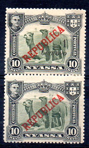 1011.jpg -     Lote:    1011            Companhia do Niassa       Descrição:         1922 &mdash; D. Manuel II, com sobretaxa e sobrecarga REPUBLICA, tipografada em Londres. CE96, 1 c s/ 10 reis. Par vertical, um dos selos com sobrecarga e outro sem impressão da sobrecarga. B e MR.        **       Valor Base:     &euro; 20,00     Valor Venda:     &euro; 85,00     