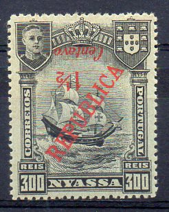 1012.jpg -     Lote:    1012            Companhia do Niassa       Descrição:         1922 &mdash; D. Manuel II, com sobretaxa e sobrecarga REPUBLICA, tipografada em Londres. CE97, 1 &frac12; c s/ 300 reis. Selo com a sobretaxa invertida.        **       Valor Base:     &euro; 15,00     Valor Venda:     &euro; 22,00     
