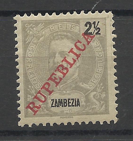 1019.jpg -     Lote:    1019            Zambézia       Descrição:         1917 &mdash; D. Carlos I Mouchon, com sobrecarga REPUBLICA tipografada localmente. CE90, 2 &frac12; reis cinzento. Selo com a variedade RUPEBLICA. B e MR.        **       Valor Base:     &euro; 30,00     Valor Venda:     &euro; 55,00     