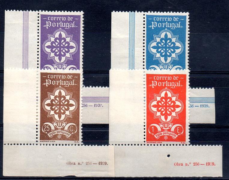 1118.jpg -     Lote:    1118            Portugal       Descrição:         1940 &mdash; Legião Portuguesa. Lote de 4 selos de 10c, 15c, 25c e 1E, CE584/586 e 589. Todos em canto inferior esquerdo de folha, com inscrições marginais impressas "Obra n.º 256 &mdash; 1939".        ***       Valor Base:     &euro; 25,00     Valor Venda:     &euro; 26,00     