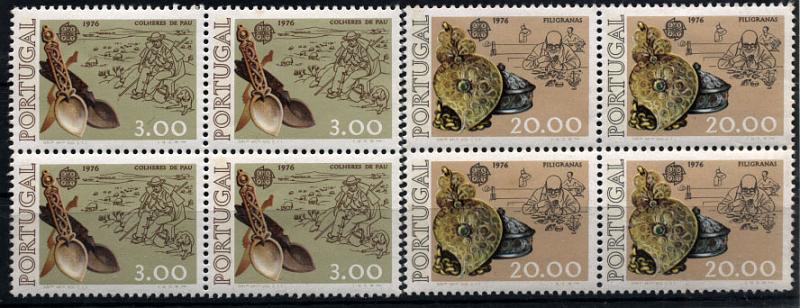 1164.jpg -     Lote:    1164            Portugal       Descrição:         1976 &mdash; Europa CEPT. Artesanato. CE1281/82. Série completa em quadras. Um selo de 20$00 com ligeiríssima mancha. Valor de catálogo &euro; 509,60.        ***       Valor Base:     &euro; 50,00     Valor Venda:     Retirado     