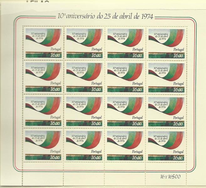 1167.jpg -     Lote:    1167            Portugal       Descrição:         1984 &mdash; 10.º Aniversário da Revolução do 25 de Abril de 1974. Folha miniatura com 16 selos. CE1655. MB e MR.        ***       Valor Base:     &euro; 60,00     Valor Venda:     &euro; 80,00     