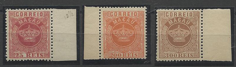1354.jpg -     Lote:    1354            Macau       Descrição:         1884 &mdash; Coroa. Lote composto por selos CE4, 25 reis 12 &frac12; **, CE8, 200 reis 13 &frac12; ***, CE9, 300 reis, 12 &frac12;, ***. Valor de catálogo &euro; 82,00.        ***/*       Valor Base:     &euro; 20,00     Valor Venda:     &euro; 34,00     