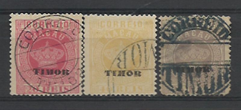 1699.jpg -     Lote:    1699            Timor       Descrição:         Carimbos circulares. 1886 &mdash; Tipo Coroa. Selos de Macau, com sobrecarga "TIMOR". Lote de 3 selos de 20 reis, 40 reis e 100 reis (um canto curto) obliterados com carimbos batidos a preto de TIMOR (três tipos diferentes).        O       Valor Base:     &euro; 15,00     Valor Venda:     Retirado     