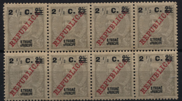 2536.jpg -     Lote:    2536      Lotes pelo Correio       S. Tomé e Príncipe       Descrição:         1919 &mdash; D. Carlos I, com sobrecarga REPUBLICA e sobretaxa. CE230, 2 &frac12; C s/ 2 &frac12; reis. Bloco com 8 selos. Um selo com "O" aberto por "C". Valor de catálogo &euro;24,60.        ***       Valor Base:     &euro; 6,00     Valor Venda:     &euro; 6,00     