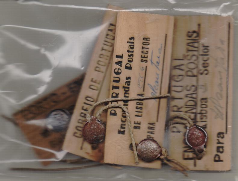 0183.jpg -     Lote:    183      J. M. Castanheira da Silveira (1ª parte)      Literatura Filatélica       Descrição:         Portugal. Lote com 4 etiquetas de madeira para fecho de malas com encomendas postais, utilizadas em Lisboa e Porto.         DIV       Valor Base:     € 8,00     Valor Venda:     € 20,00       