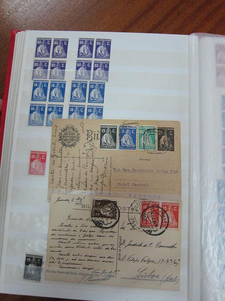0184j.JPG -     Lote:    184      Colecção Especializada Ceres &mdash; Emissão Londres             Descrição:         1926 &mdash; Ceres. Emissão Londres. Classificador com estudo da emissão, com selos novos e usados, simples e em múltiplos. Exemplares circulados em todas as taxas, com muitas repetições, em suportes diferenciados (cartas, jornais, inteiros postais, postais ilustrados, etc). Inclui 26 provas, a grande maioria em preto. Inclui ainda marcofilia ferroviária e marítima, assim como dois sobrescritos circulados pelo DOX, muito bonitas. Inclui também uma quadro do selo de 5$00, nova, com goma original e sem sinal de charneira. Valor aproximado de catálogo só dos selos novos &euro; 3.500,00.         Lote       Valor Base:     &euro; 2000,00     Valor Venda:     &euro; 2 800,00       