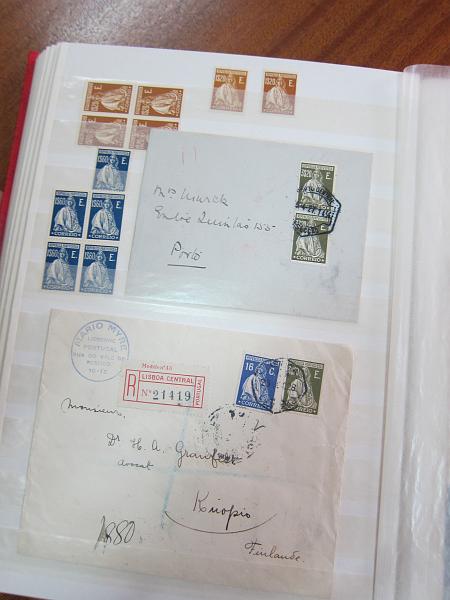 0184zb.JPG -     Lote:    184      Colecção Especializada Ceres &mdash; Emissão Londres             Descrição:         1926 &mdash; Ceres. Emissão Londres. Classificador com estudo da emissão, com selos novos e usados, simples e em múltiplos. Exemplares circulados em todas as taxas, com muitas repetições, em suportes diferenciados (cartas, jornais, inteiros postais, postais ilustrados, etc). Inclui 26 provas, a grande maioria em preto. Inclui ainda marcofilia ferroviária e marítima, assim como dois sobrescritos circulados pelo DOX, muito bonitas. Inclui também uma quadro do selo de 5$00, nova, com goma original e sem sinal de charneira. Valor aproximado de catálogo só dos selos novos &euro; 3.500,00.         Lote       Valor Base:     &euro; 2000,00     Valor Venda:     &euro; 2 800,00       