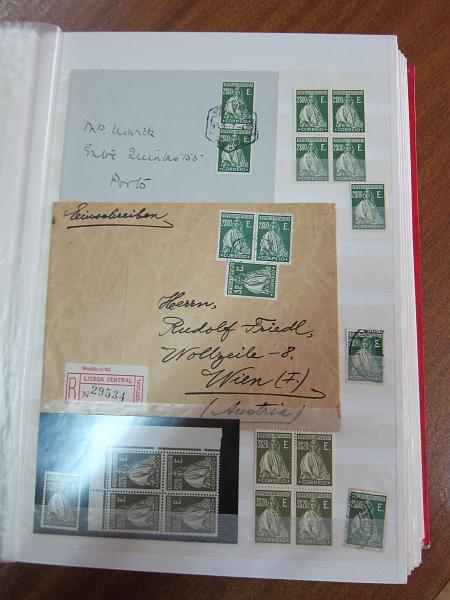 0184zc.JPG -     Lote:    184      Colecção Especializada Ceres &mdash; Emissão Londres             Descrição:         1926 &mdash; Ceres. Emissão Londres. Classificador com estudo da emissão, com selos novos e usados, simples e em múltiplos. Exemplares circulados em todas as taxas, com muitas repetições, em suportes diferenciados (cartas, jornais, inteiros postais, postais ilustrados, etc). Inclui 26 provas, a grande maioria em preto. Inclui ainda marcofilia ferroviária e marítima, assim como dois sobrescritos circulados pelo DOX, muito bonitas. Inclui também uma quadro do selo de 5$00, nova, com goma original e sem sinal de charneira. Valor aproximado de catálogo só dos selos novos &euro; 3.500,00.         Lote       Valor Base:     &euro; 2000,00     Valor Venda:     &euro; 2 800,00       