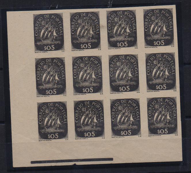 0696.jpg -     Lote:    696            Portugal       Descrição:         1943 &mdash; Caravela. CE617, $05. Bloco com 12 provas não denteadas, em preto sobre papel amarelado, canto de folha.         PRV       Valor Base:     &euro; 30,00     Valor Venda:     &euro; 38,00       