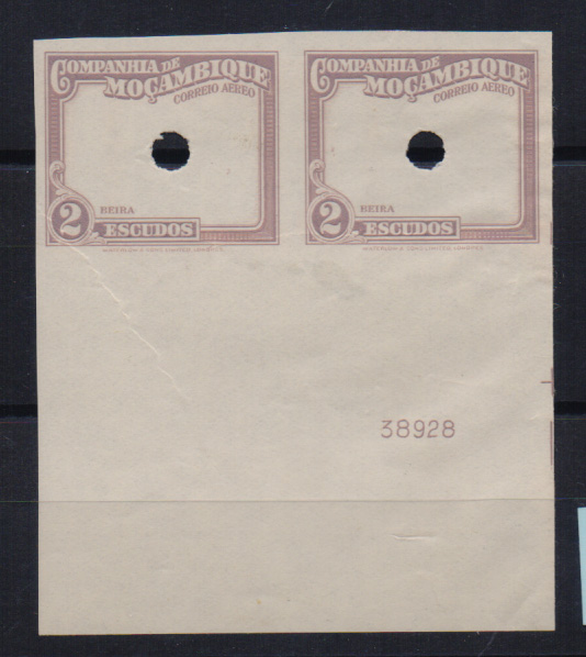 0755.jpg -     Lote:    755            Companhia de Moçambique       Descrição:         1935 &mdash; Inauguração do Correio Aéreo, tipo rectangular. CE CA22, 2$00. Par de provas da moldura, não denteadas, papel liso, com furos de segurança da casa impressora.         PRV       Valor Base:     &euro; 16,00     Valor Venda:     Retirado     