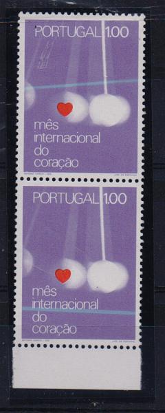 0788.jpg -     Lote:    788            Portugal       Descrição:         1972 — Mês Internacional do Coração. CE1149, 1$00. Par vertical em que cada um dos selos tem um traço oblíquo a azul.         ***       Valor Base:     € 8,00     Valor Venda:     € 8,00       