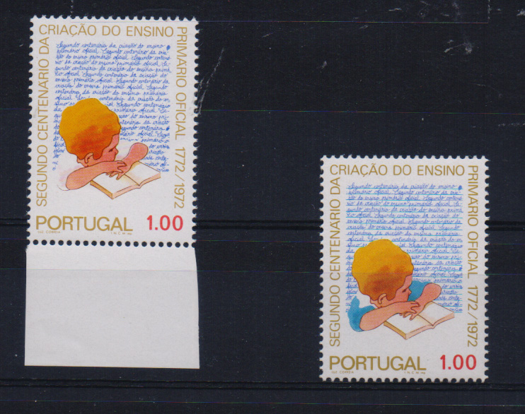 0795.jpg -     Lote:    795            Portugal       Descrição:         1973 — 2,º Centenário do Ensino Primário. CE1194, 1$00. Selo com falta de impressão da cor azul-escuros (mangas da camisa). Acompanha selo normal para comparação.         ***       Valor Base:     € 20,00     Valor Venda:     € 32,00       