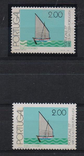 0810.jpg -     Lote:    810            Portugal       Descrição:         1977 — Portucale'77. CE1348, 2$00. Selo com a cor verde-escura completamente deslocada. Acompanha selo normal para comparação.         ***       Valor Base:     € 8,00     Valor Venda:     € 16,00       