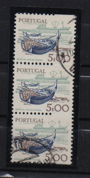 0813.jpg -     Lote:    813            Portugal       Descrição:         1978/83 — Instrumentos do Trabalho. CE1363, 5$00. Tira vertical de 3 selos, com falta parcial do denteado horizontal,         O       Valor Base:     € 10,00     Valor Venda:     € 14,00       