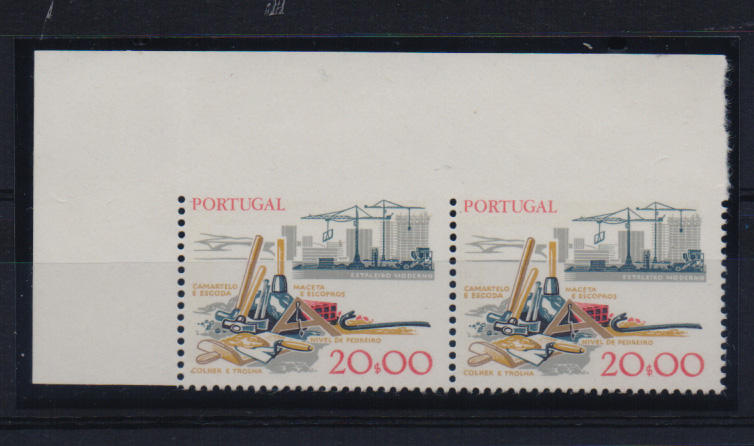 0814.jpg -     Lote:    814            Portugal       Descrição:         1978/83 — Instrumentos do Trabalho. CE1374, 20$00. Par horizontal sem dentado horizontal no bordo superior.         ***       Valor Base:     € 12,00     Valor Venda:     € 36,00       