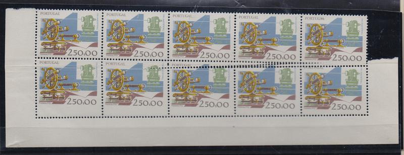 0816.jpg -     Lote:    816            Portugal       Descrição:         1978/83 — Instrumentos do Trabalho. CE1379, 250$00. Bloco de 10 selos com defeitos no denteado horizontal, MR.         ***       Valor Base:     € 40,00     Valor Venda:     € 46,00       