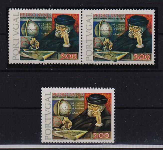0819.jpg -     Lote:    819            Portugal       Descrição:         1978 — 4.º Centenário da Morte de pedro Nunes. CE1398, 5$00. Par horizontal com fundo azul escuro. Acompanha selo normal para comparação,         ***       Valor Base:     € 10,00     Valor Venda:     € 16,00       