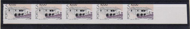0823.jpg -     Lote:    823            Portugal       Descrição:         1985/89 — Arquitectura Portuguesa. CE1713, 10$00. Tira horizontal de 5 selos, não denteados.         ***       Valor Base:     € 15,00     Valor Venda:     € 15,00       