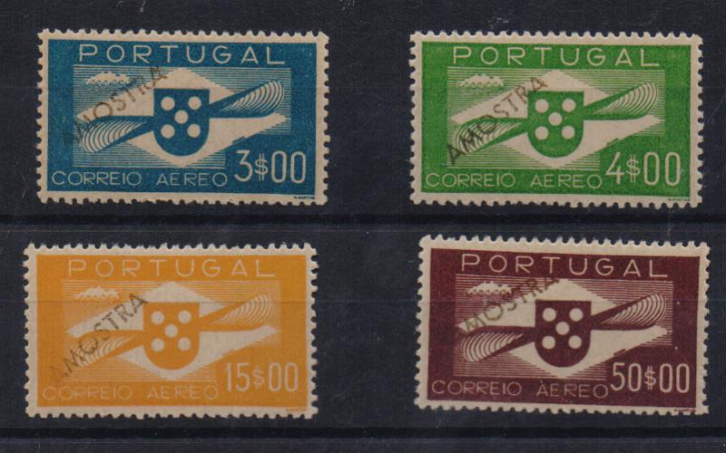 0827.jpg -     Lote:    827            Portugal       Descrição:         1936/41 — Correio Aéreo. Tipo Hélice. Lote de 4 selos de 3$00, 4$00, 15$00 e 50$00, CE CA4/5, 8 e 10. Todos com sobrecarga a preto "AMOSTRA" Valor de catálogo € 658,00.         PRV       Valor Base:     € 180,00     Valor Venda:     € 240,00       