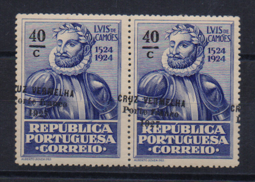 0834.jpg -     Lote:    834            Portugal       Descrição:         1927 — Porte Franco. Cruz Vermelha Portuguesa. Selos do Centenário de Luís de Camões, sobrecarregados. CE CVP5, 40C ultramar. Par horizontal com a sobrecarga muito deslocada.         ***       Valor Base:     € 10,00     Valor Venda:     Retirado     