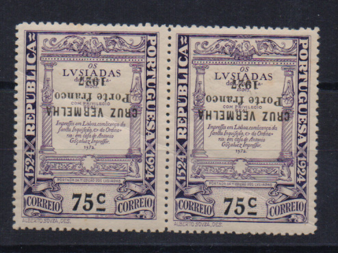 0835.jpg -     Lote:    835            Portugal       Descrição:         1927 — Porte Franco. Cruz Vermelha Portuguesa. Selos do Centenário de Luís de Camões, sobrecarregados. CE CVP8, 75C violeta. Par horizontal com a sobrecarga invertida. Um dos selos com pontos de óxido. Lote a ver.         ***       Valor Base:     € 12,00     Valor Venda:     Retirado     
