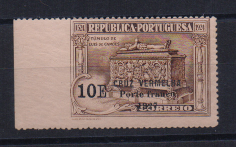 0836.jpg -     Lote:    836            Portugal       Descrição:         1927 — Porte Franco. Cruz Vermelha Portuguesa. Selos do Centenário de Luís de Camões, sobrecarregados. CE CVP10, 10E sépia s/ rosa. Selo não denteado no bordo esquerdo. MB e MR.         ***       Valor Base:     € 15,00     Valor Venda:     Retirado     