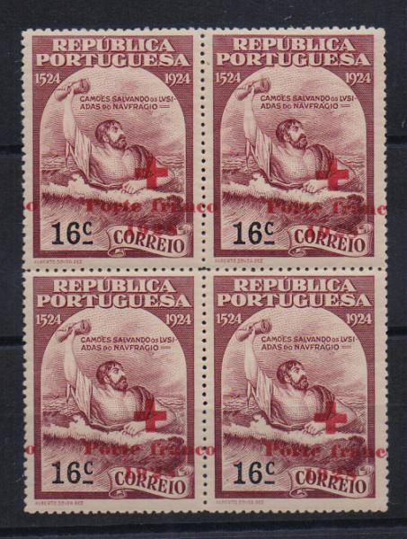 0839.jpg -     Lote:    839            Portugal       Descrição:         1928 — Porte Franco. Cruz Vermelha Portuguesa. Selos do Centenário de Luís de Camões, sobrecarregados. CE CVP 12, 16C lilás vermelho. Quadra com deslocação acentuada da sobrecarga.         ***       Valor Base:     € 15,00     Valor Venda:     Retirado     