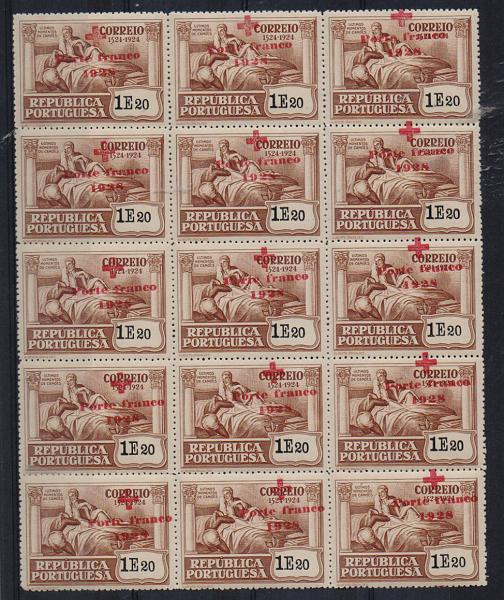 0842.jpg -     Lote:    842            Portugal       Descrição:         1928 — Porte Franco. Cruz Vermelha Portuguesa. Selos do Centenário de Luís de Camões, sobrecarregados. CE CVP15, 1$20 castanho claro. Bloco de 15 selos com a sobrecarga deslocada.         ***       Valor Base:     € 30,00     Valor Venda:     Retirado     