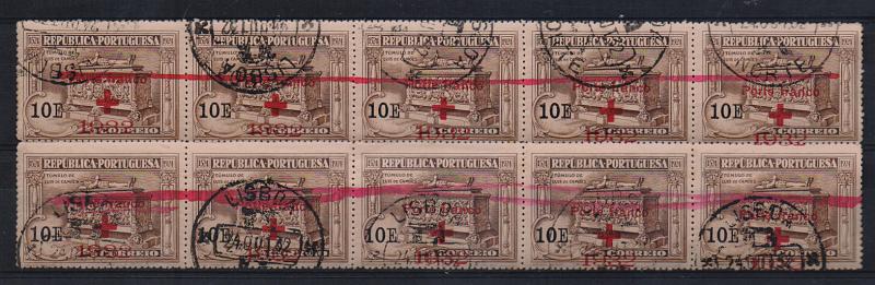 0843.jpg -     Lote:    843            Portugal       Descrição:         1932 — Porte Franco. Cruz Vermelha Portuguesa. Selos do Centenário de Luís de Camões, sobrecarregados. CE CVP40, 1OE sépia s/ rosa. Bloco com 10 selos de refugo, anulados com tinta vermelha e marca de Lisboa, com a sobrecarga deslocada.         O       Valor Base:     € 12,00     Valor Venda:     Retirado     