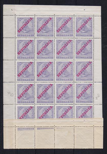 0845.jpg -     Lote:    845            Açores       Descrição:         1911 — D. Manuel II, com sobrecarga REPUBLICA. CE121, 2 ½ reis violeta, papel porcelana. Folha completa de 28 selos, com impressão parcial no verso.         ***       Valor Base:     € 10,00     Valor Venda:     € 10,00       