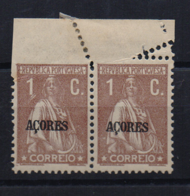 0846.jpg -     Lote:    846            Açores       Descrição:         1918/21 — Ceres. Selos do Continente com sobrecarga "AÇORES". CE164, 1C castanho, denteado 11x12 ½. Par horizontal com deslocação do denteado do bordo superior.         ***       Valor Base:     € 5,00     Valor Venda:     Retirado     