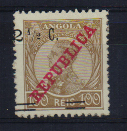 0851.jpg -     Lote:    851            Angola       Descrição:         1919 — D. Manuel II, com sobretaxa. CE191, 2 ½ C s/ 100 reis castanho s/ verde. Selo com a sobrecarga deslocada.         ***       Valor Base:     € 6,00     Valor Venda:     Retirado     