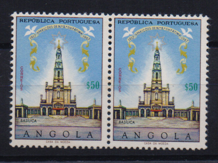0852.jpg -     Lote:    852            Angola       Descrição:         1967 — Cinquentenário das Aparições de Fátima. CE518, $50. Par horizontal cor azul e legenda "BASÍLICA" com diferente localização.         ***       Valor Base:     € 6,00     Valor Venda:     € 12,00       