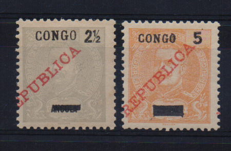 0854.jpg -     Lote:    854            Congo       Descrição:         1911 — D. Carlos I Mouchon, com sobrecarga REPUBLICA da Casa da Moeda. Selos de Angola com sobrecarga CONGO. Lote composto por selos de 2 ½ reis com traço fino e 5 reis, CE55/56. Todos com a sobrecarga deslocada.         **       Valor Base:     € 5,00     Valor Venda:     € 12,00       