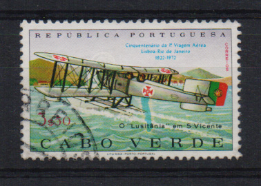 0855.jpg -     Lote:    855            Cabo Verde       Descrição:         1972 — Cinquentenário da 1.ª Viagem Aérea Lisboa — Rio de Janeiro. CE346, 2$50. Selo com impressão de traço a verde-azul sob o avião "Lusitânia".         O       Valor Base:     € 20,00     Valor Venda:     Retirado     