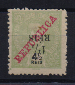 0865.jpg -     Lote:    865            Índia       Descrição:         1914 — D. Carlos I Mouchon, com sobrecarga REPUBLICA da Casa da Moeda e sobretaxa local. CE295, 1 ½ s/ 4 ½ reis. Selo com a sobretaxa invertida.         *       Valor Base:     € 8,00     Valor Venda:     € 14,00       