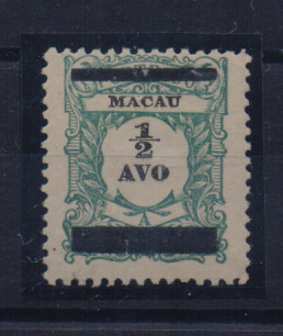 0867.jpg -     Lote:    867            Macau       Descrição:         1910 — Selos de Porteado, com sobrecarga. CE141, ½ avo. Selo com a sobrecarga invertida. Valor de catálogo € 38,00.         *       Valor Base:     € 8,00     Valor Venda:     Retirado     