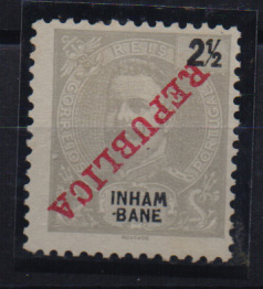 0870.jpg -     Lote:    870            Moçambique       Descrição:         1911 — D. Carlos Mouchon, com sobrecarga REPUBLICA da Casa da Moeda. CE32, 2 ½ reis cinzento. Selo com a sobrecarga invertida.         *       Valor Base:     € 5,00     Valor Venda:     € 10,00       