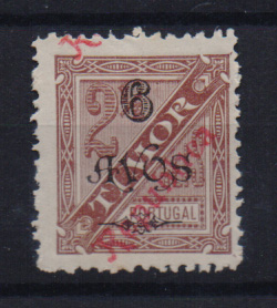 0899.jpg -     Lote:    899            Timor       Descrição:         1913 — D. Carlos I * Jornaes, com sobrecarga REPUBLICA tipografada localmente. CE138, 6 avos s/ 2 ½ reis castanho, denteado 11 ½. Selo com a sobrecarga deslocada.         *       Valor Base:     € 8,00     Valor Venda:     € 8,00       
