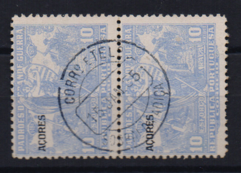 0995.jpg -     Lote:    995            Portugal       Descrição:         1925 &mdash; Imposto Postal. Padrões da Grande Guerra, com sobrecarga AÇORES. CE IP11, 10c azul. Par vertical obliterado com carimbo batido a preto "SOBRAL DA ADIÇA".         O       Valor Base:     &euro; 8,00     Valor Venda:     &euro; 8,00       